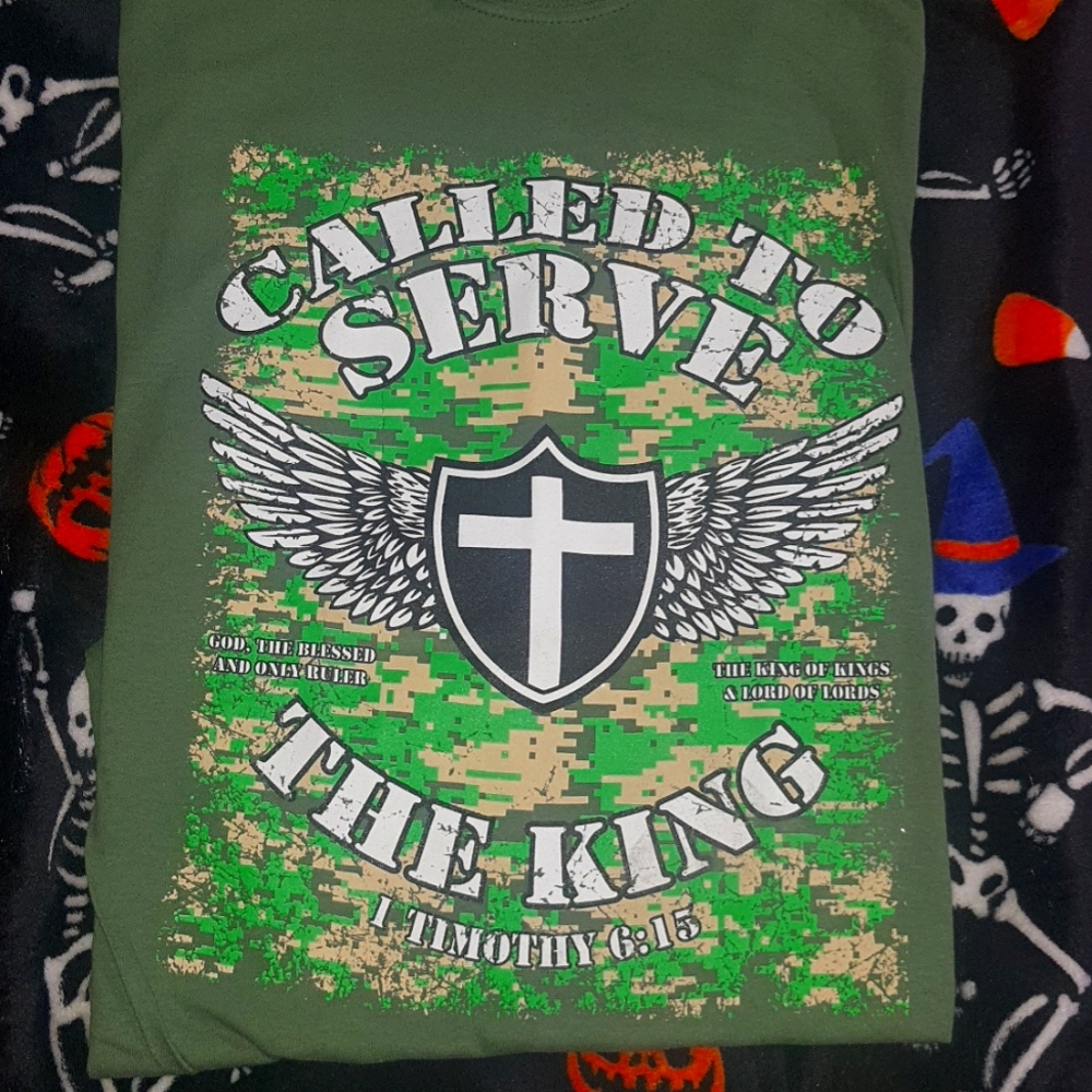 Mens GlidanT-shirt. Medium size. Brand new never worn. Army Green shirt color.
